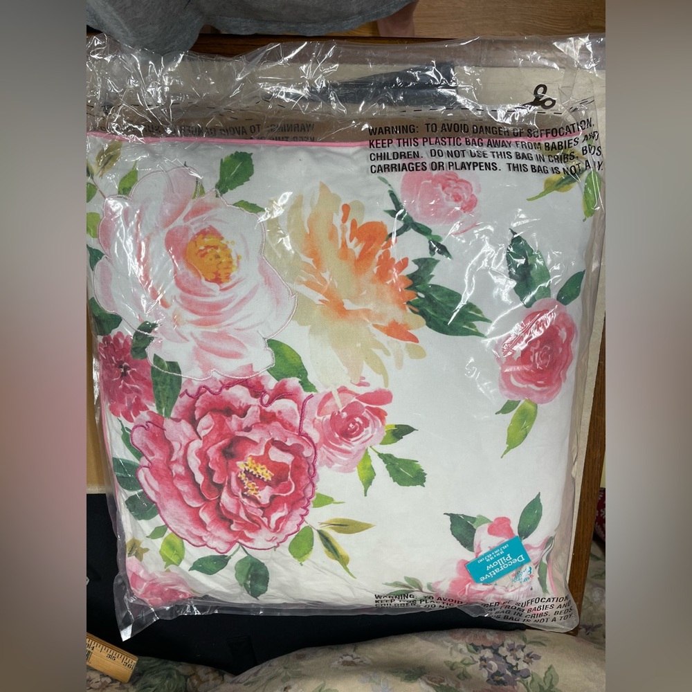 Indoor outdoor floral 18”x18”pillow - Picture 2 of 7